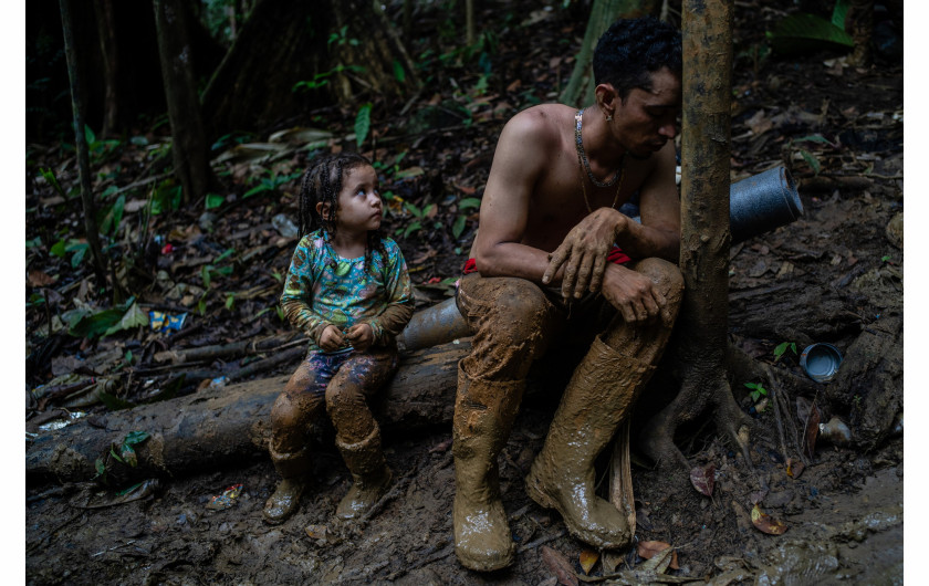 Z cyklu: Paths of Desperate Hope
fot. Federico Ríos / World Press Photo 2025



Projekt ten dokumentuje niebezpieczną drogę migrantów przemierzających Darién Gap – 100-kilometrowy odcinek gęstej dżungli łączącej Kolumbię i Panamę. Od 2021 roku trasę tę pokonało ponad milion osób. Wędrują z różnych zakątków świata: Afgańczycy uciekający przed rządami Talibów, Wenezuelczycy szukający schronienia przed załamaniem gospodarczym, Chińczycy uciekający przed autorytaryzmem i wielu innych – wszystkich łączy jedno: pragnienie lepszego życia. Ich historie są pełne zagrożeń – rwące rzeki, trudne, często nieprzejezdne tereny, a także ciągłe ryzyko przemocy i wykorzystywania. Wielu nie udaje się dotrzeć do celu. Ci, którym się powiedzie, stają dopiero na początku kolejnej trudnej drogi przez Amerykę Środkową i Meksyk w stronę Stanów Zjednoczonych.