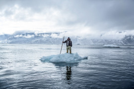 fot. Ciril Jazbec / Decade of Change<br></br><br></br>
Topniejący lód w jednym kraju zmienia sposób życia. Myśliwi z Grenlandii stoją w obliczu zagrożenia dla wielowiekowej tradycji. Świat Alberta Lukassena topi się wokół niego. Kiedy 64-letni Eskimos był młody, mógł polować z psami na zamarzniętym fiordzie Uummannaq na zachodnim wybrzeżu Grenlandii do czerwca. Zdjęcie zostało zrobione w tym samym miejscu w kwietniu.