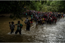 <strong>Z cyklu: "Paths of Desperate Hope"<br />
fot. Federico Ríos / World Press Photo 2025</strong>

<br /><br />

Projekt ten dokumentuje niebezpieczną drogę migrantów przemierzających Darién Gap – 100-kilometrowy odcinek gęstej dżungli łączącej Kolumbię i Panamę. Od 2021 roku trasę tę pokonało ponad milion osób. Wędrują z różnych zakątków świata: Afgańczycy uciekający przed rządami Talibów, Wenezuelczycy szukający schronienia przed załamaniem gospodarczym, Chińczycy uciekający przed autorytaryzmem i wielu innych – wszystkich łączy jedno: pragnienie lepszego życia. Ich historie są pełne zagrożeń – rwące rzeki, trudne, często nieprzejezdne tereny, a także ciągłe ryzyko przemocy i wykorzystywania. Wielu nie udaje się dotrzeć do celu. Ci, którym się powiedzie, stają dopiero na początku kolejnej trudnej drogi przez Amerykę Środkową i Meksyk w stronę Stanów Zjednoczonych.