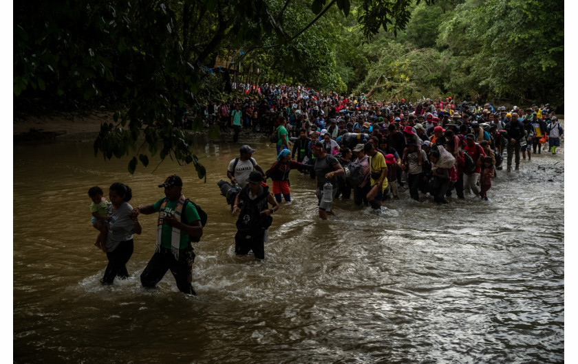 Z cyklu: Paths of Desperate Hope
fot. Federico Ríos / World Press Photo 2025



Projekt ten dokumentuje niebezpieczną drogę migrantów przemierzających Darién Gap – 100-kilometrowy odcinek gęstej dżungli łączącej Kolumbię i Panamę. Od 2021 roku trasę tę pokonało ponad milion osób. Wędrują z różnych zakątków świata: Afgańczycy uciekający przed rządami Talibów, Wenezuelczycy szukający schronienia przed załamaniem gospodarczym, Chińczycy uciekający przed autorytaryzmem i wielu innych – wszystkich łączy jedno: pragnienie lepszego życia. Ich historie są pełne zagrożeń – rwące rzeki, trudne, często nieprzejezdne tereny, a także ciągłe ryzyko przemocy i wykorzystywania. Wielu nie udaje się dotrzeć do celu. Ci, którym się powiedzie, stają dopiero na początku kolejnej trudnej drogi przez Amerykę Środkową i Meksyk w stronę Stanów Zjednoczonych.