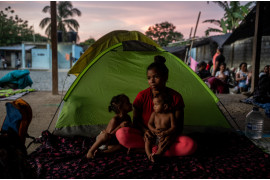 <strong>Z cyklu: "Paths of Desperate Hope"<br />
fot. Federico Ríos / World Press Photo 2025</strong>

<br /><br />

Projekt ten dokumentuje niebezpieczną drogę migrantów przemierzających Darién Gap – 100-kilometrowy odcinek gęstej dżungli łączącej Kolumbię i Panamę. Od 2021 roku trasę tę pokonało ponad milion osób. Wędrują z różnych zakątków świata: Afgańczycy uciekający przed rządami Talibów, Wenezuelczycy szukający schronienia przed załamaniem gospodarczym, Chińczycy uciekający przed autorytaryzmem i wielu innych – wszystkich łączy jedno: pragnienie lepszego życia. Ich historie są pełne zagrożeń – rwące rzeki, trudne, często nieprzejezdne tereny, a także ciągłe ryzyko przemocy i wykorzystywania. Wielu nie udaje się dotrzeć do celu. Ci, którym się powiedzie, stają dopiero na początku kolejnej trudnej drogi przez Amerykę Środkową i Meksyk w stronę Stanów Zjednoczonych.