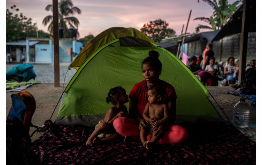 Z cyklu: Paths of Desperate Hope
fot. Federico Ríos / World Press Photo 2025



Projekt ten dokumentuje niebezpieczną drogę migrantów przemierzających Darién Gap – 100-kilometrowy odcinek gęstej dżungli łączącej Kolumbię i Panamę. Od 2021 roku trasę tę pokonało ponad milion osób. Wędrują z różnych zakątków świata: Afgańczycy uciekający przed rządami Talibów, Wenezuelczycy szukający schronienia przed załamaniem gospodarczym, Chińczycy uciekający przed autorytaryzmem i wielu innych – wszystkich łączy jedno: pragnienie lepszego życia. Ich historie są pełne zagrożeń – rwące rzeki, trudne, często nieprzejezdne tereny, a także ciągłe ryzyko przemocy i wykorzystywania. Wielu nie udaje się dotrzeć do celu. Ci, którym się powiedzie, stają dopiero na początku kolejnej trudnej drogi przez Amerykę Środkową i Meksyk w stronę Stanów Zjednoczonych.