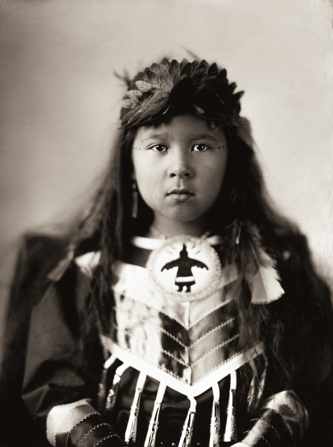 fot. Shane Balkowitsch, na zdjęciu Jagger Mamaajii Ripley Jaakola. Z projektu Northern Plains Native Americans: A Modern Wet Plate Perspective