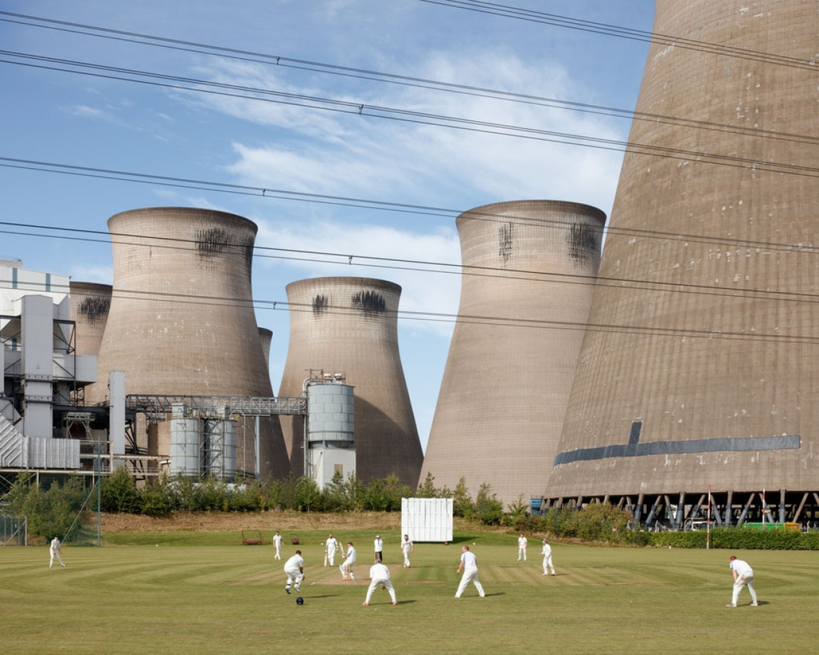 fot. Luke O'Donovan / Decade of Change<br></br><br></br>Zdjęcie przedstawia ostatnią grę w krykieta, którą rozegrano w Ferrybridge C Power Station w West Yorkshire, zanim kilka wież chłodniczych zostało zburzonych w 2019 roku. Do 2025 roku Wielka Brytania planuje wycofać wszystkie pozostałe elektrownie węglowe. Chociaż jest to ważny krok w kierunku strategii czystszej energii, zostanie on przypłacony dużą stratą kulturową i gospodarczą wśród społeczności związanych z przemysłem.