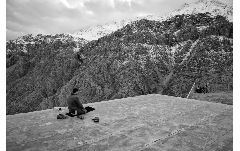 Z cyklu: Bullets Have No Borders
fot. Ebrahim Alipoor / World Press Photo 2025



Kolbarzy – kurierzy graniczni – przenoszą na własnych plecach towary takie jak sprzęt AGD, telefony komórkowe czy ubrania przez niebezpieczne, górzyste tereny z Iraku i Turcji do irańskiego Kurdystanu. Irański rząd zakazuje importu wielu tego typu produktów, tłumacząc to koniecznością ochrony rodzimej produkcji oraz oszczędzania rezerw walutowych w obliczu zachodnich sankcji. Wieloletnia marginalizacja Kurdów przełożyła się na wysokie bezrobocie w regionie, co sprawia, że wielu mieszkańców decyduje się na trudny i ryzykowny zarobek jako kolbar. Dla wielu z nich kolbari to nie tylko forma pracy, ale również symbol solidarności z Kurdami po drugiej stronie granicy, której jako sztucznego tworu nie uznają. Mimo to kolbarzy narażeni są na ogromne niebezpieczeństwo – grozi im śmierć z rąk sił bezpieczeństwa i patroli granicznych.