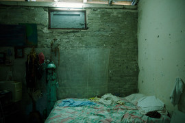 fot. Oded Wagenstein, Balon i maska tlenowa w jednopokojowym apartamencie na terenie kompleksu dla osób starszych, Cienfuegos, Kuba, Styczeń 2017.