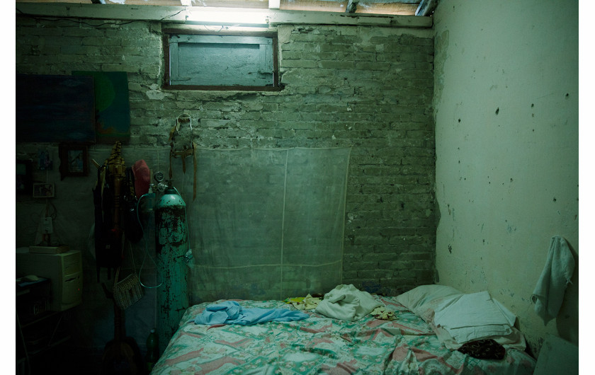fot. Oded Wagenstein, Balon i maska tlenowa w jednopokojowym apartamencie na terenie kompleksu dla osób starszych, Cienfuegos, Kuba, Styczeń 2017.