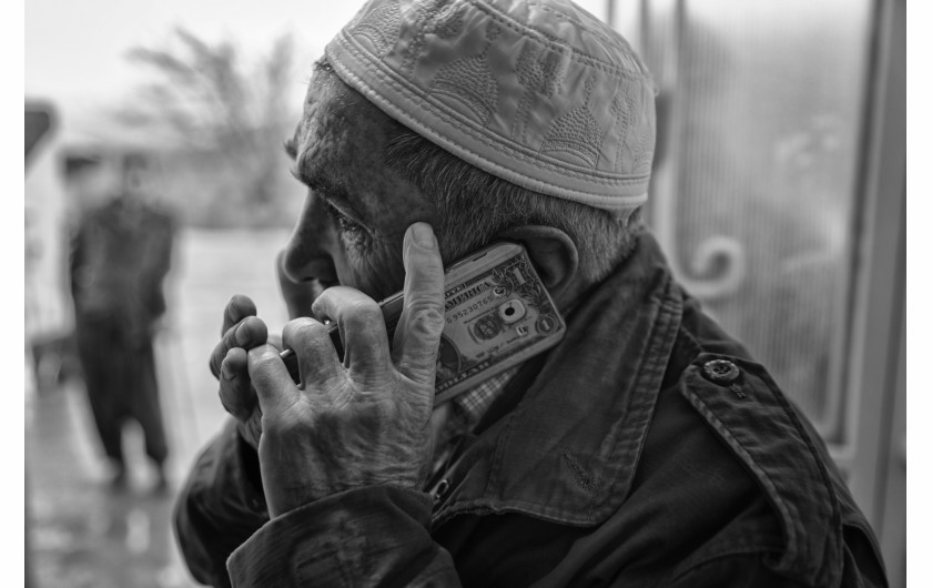 Z cyklu: Bullets Have No Borders
fot. Ebrahim Alipoor / World Press Photo 2025



Kolbarzy – kurierzy graniczni – przenoszą na własnych plecach towary takie jak sprzęt AGD, telefony komórkowe czy ubrania przez niebezpieczne, górzyste tereny z Iraku i Turcji do irańskiego Kurdystanu. Irański rząd zakazuje importu wielu tego typu produktów, tłumacząc to koniecznością ochrony rodzimej produkcji oraz oszczędzania rezerw walutowych w obliczu zachodnich sankcji. Wieloletnia marginalizacja Kurdów przełożyła się na wysokie bezrobocie w regionie, co sprawia, że wielu mieszkańców decyduje się na trudny i ryzykowny zarobek jako kolbar. Dla wielu z nich kolbari to nie tylko forma pracy, ale również symbol solidarności z Kurdami po drugiej stronie granicy, której jako sztucznego tworu nie uznają. Mimo to kolbarzy narażeni są na ogromne niebezpieczeństwo – grozi im śmierć z rąk sił bezpieczeństwa i patroli granicznych.