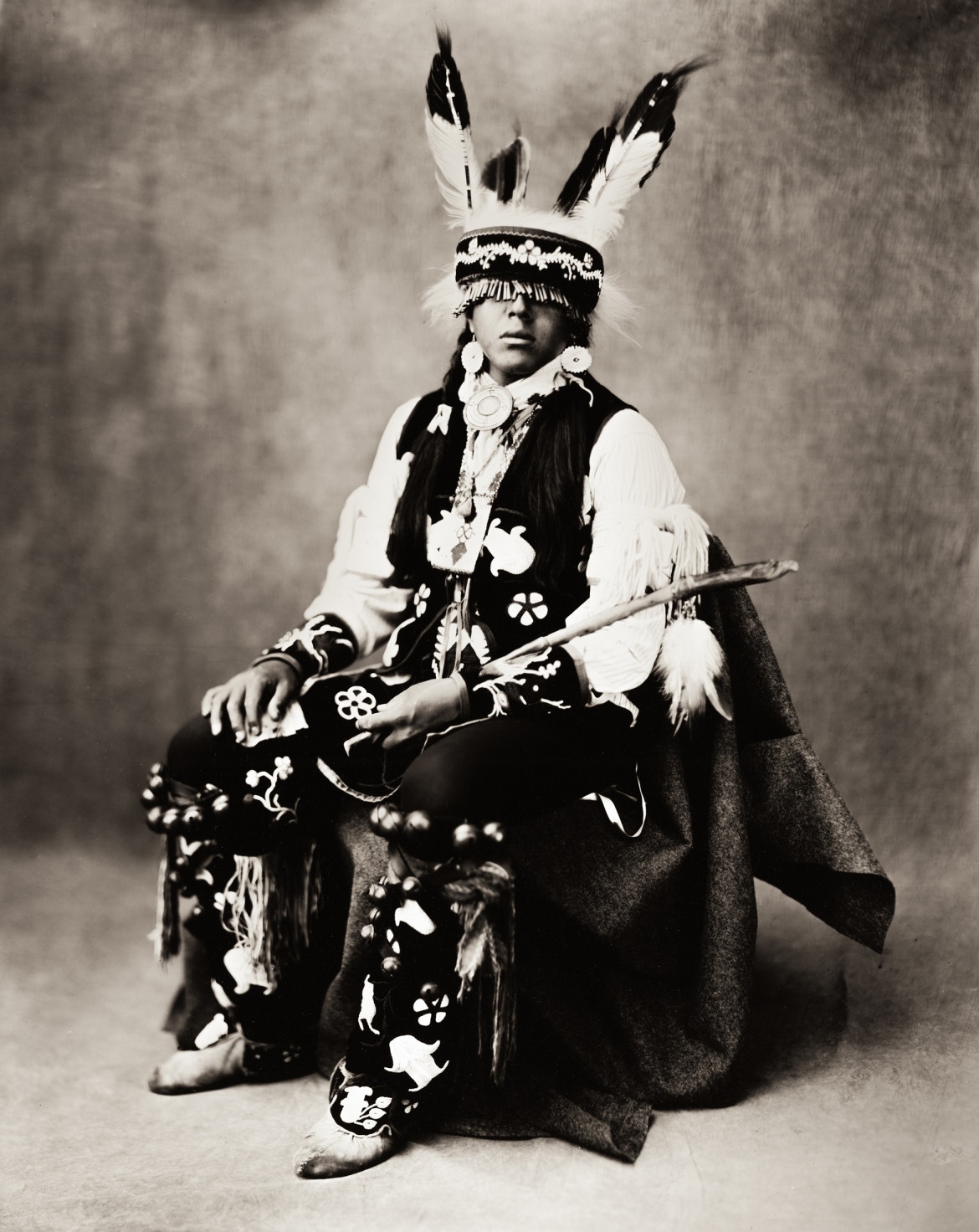 fot. Shane Balkowitsch, na zdjęciu Miisheen Meegwun Shawanda. Z projektu Northern Plains Native Americans: A Modern Wet Plate Perspective