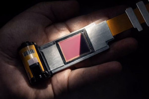 I'm Back powraca z projektem, który wreszcie zbliża się do legendarnego konceptu. Insert z matrycą APS-C do analogów