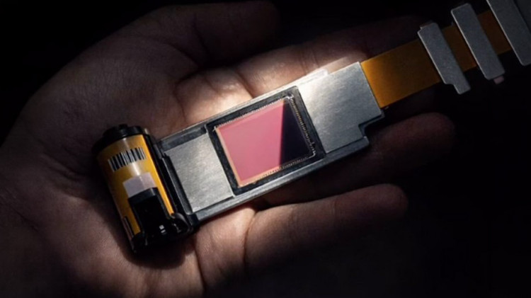 I'm Back powraca z projektem, który wreszcie zbliża się do legendarnego konceptu. Insert z matrycą APS-C do analogów