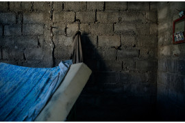 fot. Oded Wagenstein, Drzwi pokoju Delphina Fernadeza, sfotografowane w dwa tygodnie po jego śmierci, z materacem i wiszącym płaszczem, Cienfuegos, Kuba, Styczeń 2017.