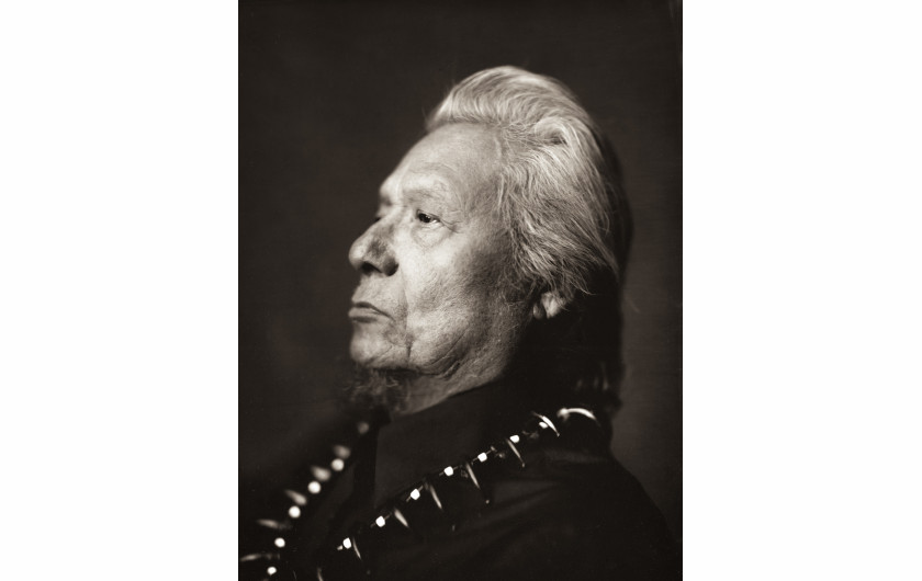 fot. Shane Balkowitsch, na zdjęciu Samuel Louis Seaboy. Z projektu Northern Plains Native Americans: A Modern Wet Plate Perspective 