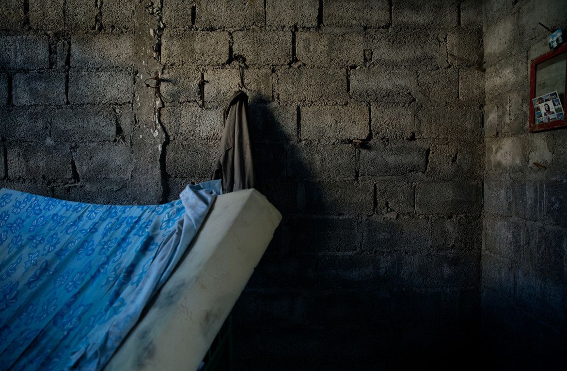 fot. Oded Wagenstein, Drzwi pokoju Delphina Fernadeza, sfotografowane w dwa tygodnie po jego śmierci, z materacem i wiszącym płaszczem, Cienfuegos, Kuba, Styczeń 2017.