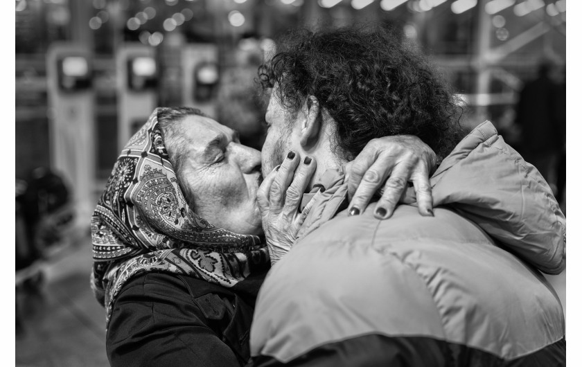 Z cyklu: Bullets Have No Borders
fot. Ebrahim Alipoor / World Press Photo 2025



Kolbarzy – kurierzy graniczni – przenoszą na własnych plecach towary takie jak sprzęt AGD, telefony komórkowe czy ubrania przez niebezpieczne, górzyste tereny z Iraku i Turcji do irańskiego Kurdystanu. Irański rząd zakazuje importu wielu tego typu produktów, tłumacząc to koniecznością ochrony rodzimej produkcji oraz oszczędzania rezerw walutowych w obliczu zachodnich sankcji. Wieloletnia marginalizacja Kurdów przełożyła się na wysokie bezrobocie w regionie, co sprawia, że wielu mieszkańców decyduje się na trudny i ryzykowny zarobek jako kolbar. Dla wielu z nich kolbari to nie tylko forma pracy, ale również symbol solidarności z Kurdami po drugiej stronie granicy, której jako sztucznego tworu nie uznają. Mimo to kolbarzy narażeni są na ogromne niebezpieczeństwo – grozi im śmierć z rąk sił bezpieczeństwa i patroli granicznych.