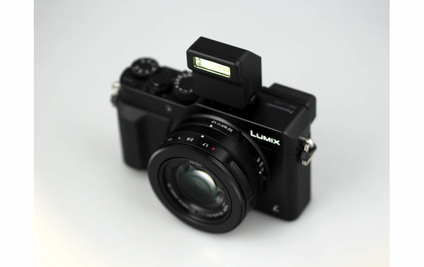 LX100 - załączony w zestawie flash