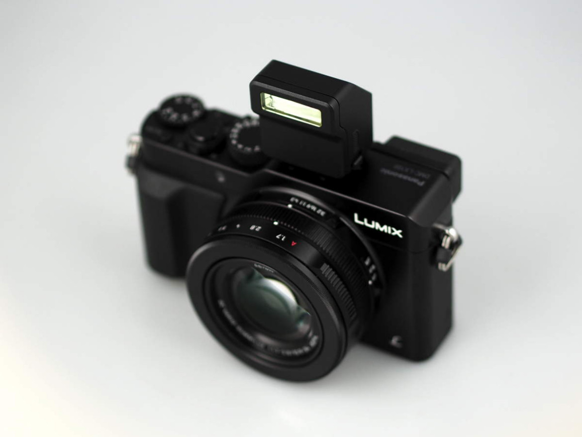 LX100 - załączony w zestawie flash