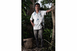 fot. Maxime Riche / Decade of Change<br></br><br></br>Portret Amira (36 lat), właściciela plantacji owoców i kawy Sinar Gallih. Amir to były nielegalny drwal, który wrócił do zrównoważonych praktyk rolniczych, chroniąc las przed wylesianiem w Parku Narodowym Bukit Barisan Selatan, wokół którego żyje.