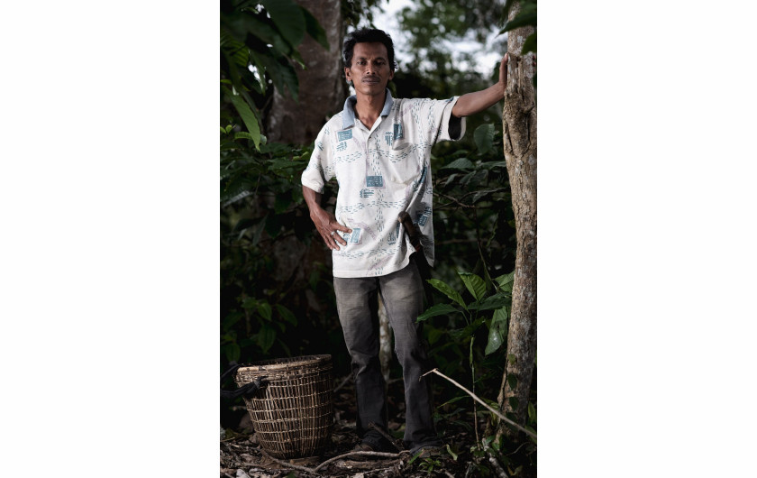 fot. Maxime Riche / Decade of ChangePortret Amira (36 lat), właściciela plantacji owoców i kawy Sinar Gallih. Amir to były nielegalny drwal, który wrócił do zrównoważonych praktyk rolniczych, chroniąc las przed wylesianiem w Parku Narodowym Bukit Barisan Selatan, wokół którego żyje.