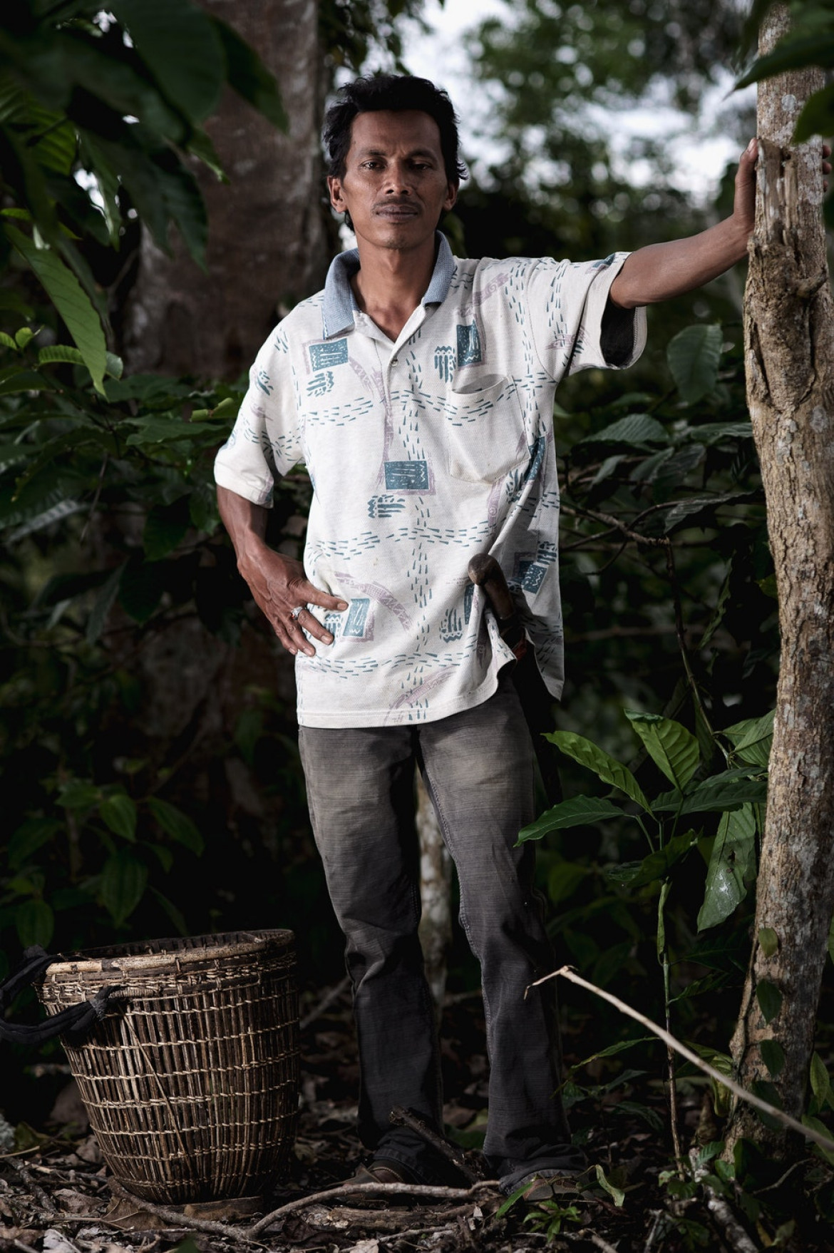 fot. Maxime Riche / Decade of Change<br></br><br></br>Portret Amira (36 lat), właściciela plantacji owoców i kawy Sinar Gallih. Amir to były nielegalny drwal, który wrócił do zrównoważonych praktyk rolniczych, chroniąc las przed wylesianiem w Parku Narodowym Bukit Barisan Selatan, wokół którego żyje.