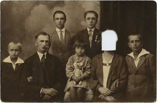 Po co oglądać zdjęcia nieznajomych? Oryginalna wystawa w Domu Spotkań z Historią