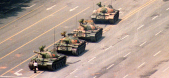 Nie żyje Charlie Cole - autor słynnego zdjęcia “Tank Man”