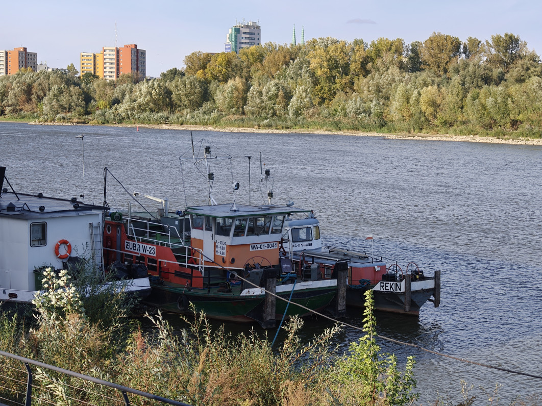 1/151 s, f/2.1, ISO 50, 70 mm