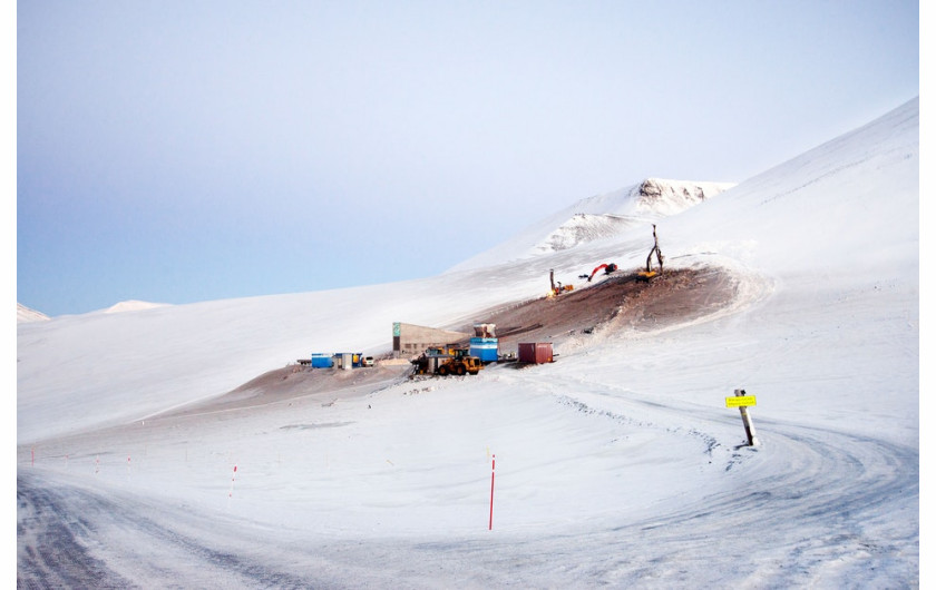fot. Lorna MacKay / Decade of Change
Svalbard to odległy norweski archipelag, mniej więcej w połowie drogi między Norwegią kontynentalną a biegunem północnym. Jest domem dla The Global Seed Vault - czasami nazywanego „Doomsday Vault” - w którym znajdują się próbki nasion z całego świata, gdybyśmy ich potrzebowali w przypadku klęski żywiołowej lub katastrofy spowodowanej przez człowieka. Zbudowany głęboko w arktycznej górze, jest wyczynem wyobraźni, innowacji i inżynierii, chroniącym naszą przeszłość i jednocześnie przyszłe pokolenia. Obecnie posiada ponad 1 milion próbek nasion i stanowi największą na świecie kolekcję upraw, która ma zapewnić ich ochronę na wieki. Krypta zakopana jest na głębokości ponad 140 metrów w zamarzniętej skale, gdzie naturalnie stała temperatura -18 ° Celsjusza zapewnia bezpieczeństwo jej zawartości w przypadku awarii zasilania. Jednak po rekordowo wysokich temperaturach wejście do skarbca zostało naruszone przez topnienie wiecznej zmarzliny, co w 2018 roku zmusiło zarząd skarbca do wykonania jego renowacji. To bezpośredni skutek zmian klimatycznych.
