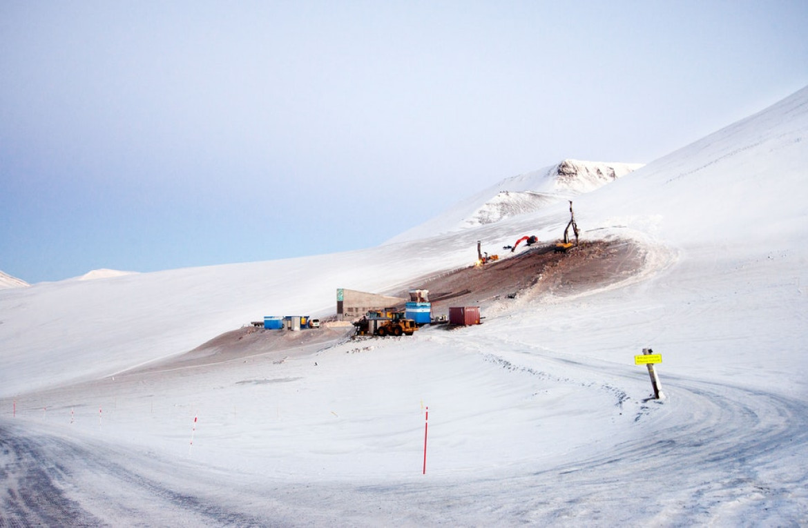 fot. Lorna MacKay / Decade of Change<br></br><br></br>
Svalbard to odległy norweski archipelag, mniej więcej w połowie drogi między Norwegią kontynentalną a biegunem północnym. Jest domem dla The Global Seed Vault - czasami nazywanego „Doomsday Vault” - w którym znajdują się próbki nasion z całego świata, gdybyśmy ich potrzebowali w przypadku klęski żywiołowej lub katastrofy spowodowanej przez człowieka. Zbudowany głęboko w arktycznej górze, jest wyczynem wyobraźni, innowacji i inżynierii, chroniącym naszą przeszłość i jednocześnie przyszłe pokolenia. Obecnie posiada ponad 1 milion próbek nasion i stanowi największą na świecie kolekcję upraw, która ma zapewnić ich ochronę na wieki. Krypta zakopana jest na głębokości ponad 140 metrów w zamarzniętej skale, gdzie naturalnie stała temperatura -18 ° Celsjusza zapewnia bezpieczeństwo jej zawartości w przypadku awarii zasilania. Jednak po rekordowo wysokich temperaturach wejście do skarbca zostało naruszone przez topnienie wiecznej zmarzliny, co w 2018 roku zmusiło zarząd "skarbca" do wykonania jego renowacji. To bezpośredni skutek zmian klimatycznych.