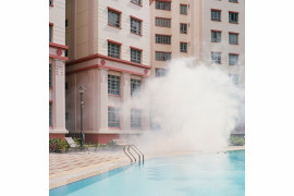 fot. Kathy Anne Lim / Decade of Change<br></br><br></br>
Chmura dymu do fumigacji unosi się nad brzegiem osiedlowego basenu. Te miejsca rekreacji ze stojącą wodą stanowią doskonałą sposobność do rozmnażania się komarów. Zastosowanie ukierunkowanej metody kontroli, takiej jak zamgławianie, zmniejsza liczbę komarów na danym obszarze Fumigacje są powszechne m.in. w Singapurze - kraju, który boryka się z obawami związanymi z chorobami przenoszonymi przez owady, takimi jak denga czy malaria.