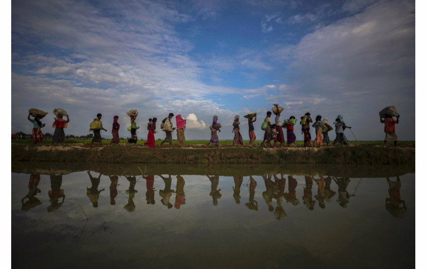 Nagroda Pulitzer 2018 w kategorii Feature Photography - redakcja fotograficzna Reuters | Zdjęcia ukazują przemoc, z jaką spotkali się uchodźcy Rohingya uciekając z Birmy.