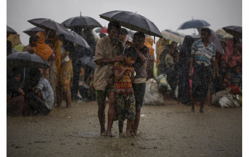 Nagroda Pulitzer 2018 w kategorii Feature Photography - redakcja fotograficzna Reuters | Zdjęcia ukazują przemoc, z jaką spotkali się uchodźcy Rohingya uciekając z Birmy.