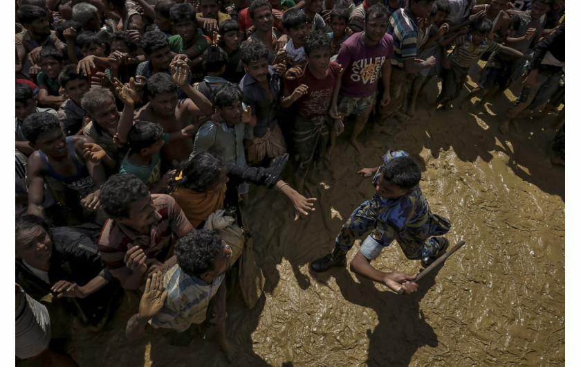 Nagroda Pulitzer 2018 w kategorii Feature Photography - redakcja fotograficzna Reuters | Zdjęcia ukazują przemoc, z jaką spotkali się uchodźcy Rohingya uciekając z Birmy.