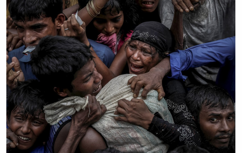 Nagroda Pulitzer 2018 w kategorii Feature Photography - redakcja fotograficzna Reuters | Zdjęcia ukazują przemoc, z jaką spotkali się uchodźcy Rohingya uciekając z Birmy.