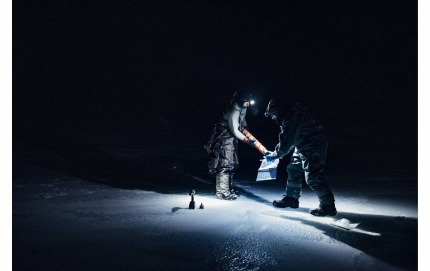 fot. Dagmara Wojtanowicz / Decade of Change
Grupa naukowców poszukujące życia w lodzie podczas nocy polarnej w rejonie Ny-Ålesund na Svalbardzie. Arktyka ociepla się w odpowiedzi na zmiany klimatyczne, a skutki ocieplenia są odczuwalne przez mikroorganizmy - powodując zmiany w adaptacji, kolonizacji i przetrwaniu drobnoustrojów w  systemach arktycznych. Drobnoustroje mogą również wpływać na ekosystemy w dolnym biegu rzeki, a nawet na klimat, m.in. ze względu na ich zdolność do rozmnażania się i napędzania reakcji biogeochemicznych (w tym fotochemii). Wciąż istnieje wiele otwartych pytań: skąd się biorą te mikroorganizmy? Czego używają jako pożywienia? Jakich mechanizmów obronnych i strategii przetrwania używają? Jak te organizmy znoszą długą noc polarną?