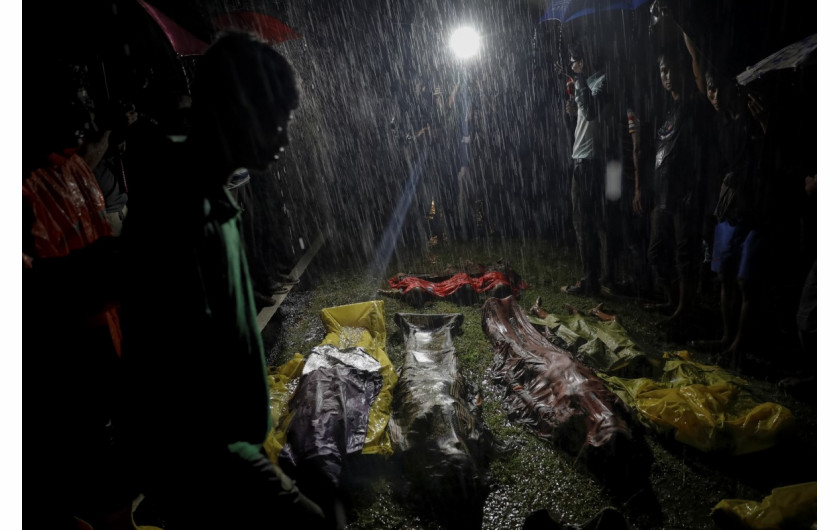 Nagroda Pulitzer 2018 w kategorii Feature Photography - redakcja fotograficzna Reuters | Zdjęcia ukazują przemoc, z jaką spotkali się uchodźcy Rohingya uciekając z Birmy.