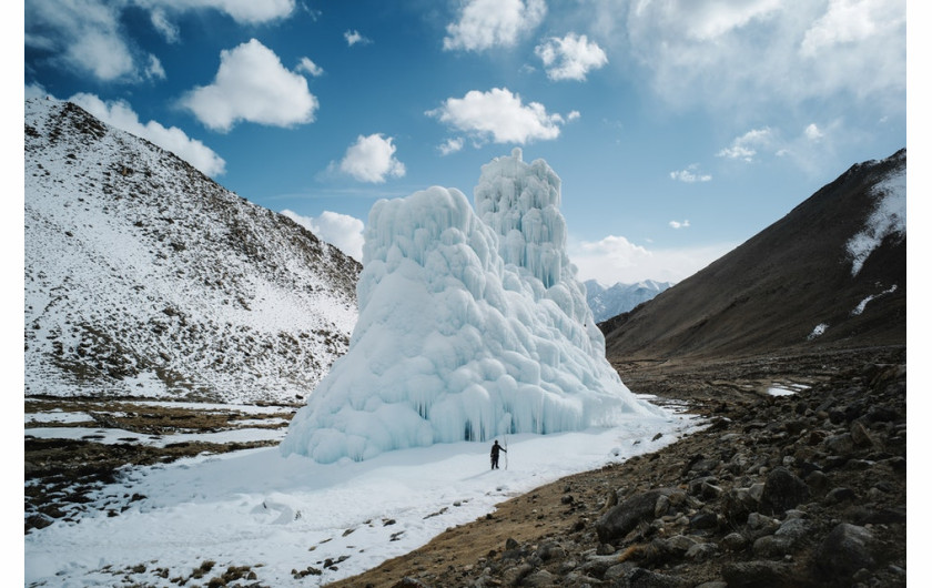 fot. Ciril Jazbec / Decade of Change
Jeden ze sposobów walki ze zmianami klimatu: stwórz własne lodowce. W miarę kurczenia się śniegu i cofania się lodowców ludzie w górach północnych Indii budują ogromne lodowe stożki zwane lodowymi stupami, które dostarczają wodę na lato. Ta 33-metrowa lodowa stupa w pobliżu wioski Shara Phuktsey zdobyła pierwszą nagrodę dla największej lodowej stupy w konkursie z 2019 roku. Prawie dwa miliony galonów zmagazynowanej w ten sposób wody pomogło w nawadnianiu pól w czterech wioskach. Stupa przyciągała także turystów, m.in. wspinaczy.