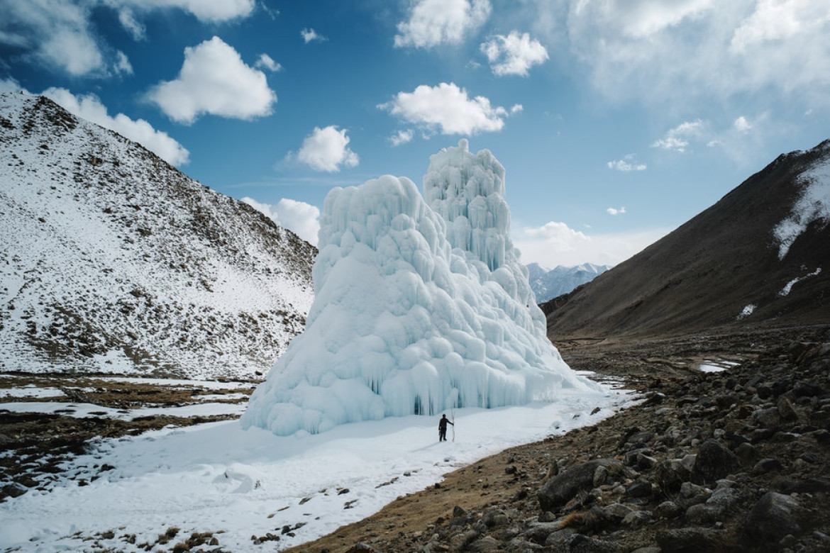 fot. Ciril Jazbec / Decade of Change<br></br><br></br>
Jeden ze sposobów walki ze zmianami klimatu: stwórz własne lodowce. W miarę kurczenia się śniegu i cofania się lodowców ludzie w górach północnych Indii budują ogromne lodowe stożki zwane lodowymi stupami, które dostarczają wodę na lato. Ta 33-metrowa lodowa stupa w pobliżu wioski Shara Phuktsey zdobyła pierwszą nagrodę dla największej lodowej stupy w konkursie z 2019 roku. Prawie dwa miliony galonów zmagazynowanej w ten sposób wody pomogło w nawadnianiu pól w czterech wioskach. Stupa przyciągała także turystów, m.in. wspinaczy.