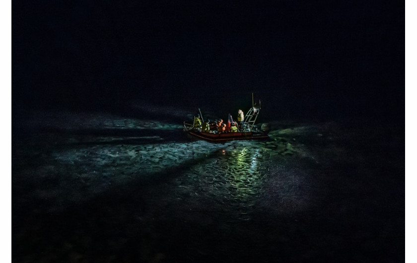 fot. Michael Snyder / Decade of Change
Zespół naukowców eksploruje przybrzeżną strefę lodową w pobliżu wyspy Svalbard. Tutaj, z powodu zmian klimatycznych pokrywa lodowa dramatycznie się przerzedziła, otwierając drogi wodne, które od wieków pozostawały zamarznięte. Zespół wyrusza na wyprawę, aby zrozumieć czy światło, docierające do nich po raz pierwszy, może wpłynąć na arktyczny ekosystem morski.