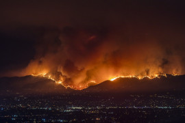 fot. Eric Smith / Decade of Change<br></br><br></br>
W 2017 roku pożar LaTuna spalił ponad 7000 akrów w górach Verdugo na obrzeżach Los Angeles. Był to największy pożar w Los Angeles od 50 lat. Zdjęcie zostało zrobione z Mulholland Drive w kierunku Burbank.