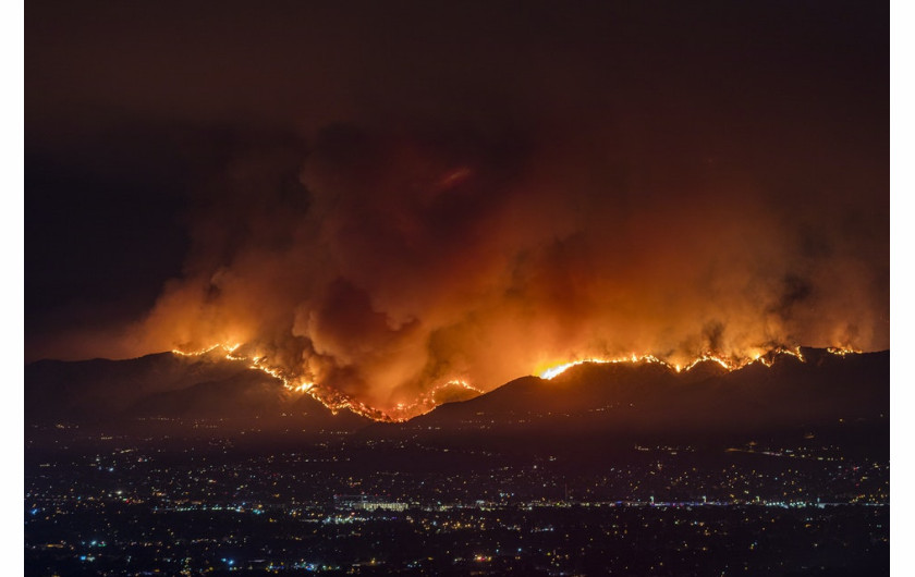 fot. Eric Smith / Decade of Change
W 2017 roku pożar LaTuna spalił ponad 7000 akrów w górach Verdugo na obrzeżach Los Angeles. Był to największy pożar w Los Angeles od 50 lat. Zdjęcie zostało zrobione z Mulholland Drive w kierunku Burbank.