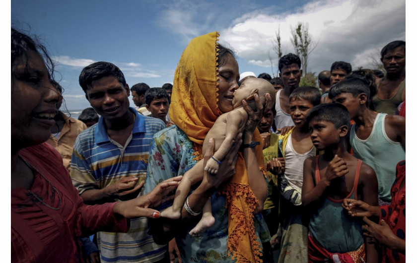 Nagroda Pulitzer 2018 w kategorii Feature Photography - redakcja fotograficzna Reuters | Zdjęcia ukazują przemoc, z jaką spotkali się uchodźcy Rohingya uciekając z Birmy.