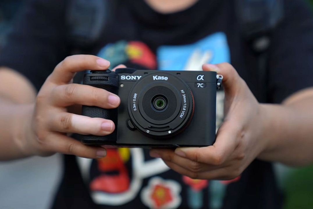 Kase AF 24 mm f/3.8 FE - niedrogi pancake AF ze znajomą konstrukcją