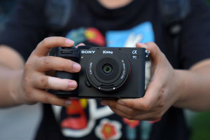 Kase AF 24 mm f/3.8 FE - niedrogi pancake AF ze znajomą konstrukcją