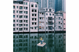 fot. Yuyang Liu / Decade of Change<br></br><br></br>
Guangzhou, Chiny, 2015. Dwóch mężczyzn łowi ryby w stawie Xian Village, który znajduje się w centrum miasta Guangzhou. Przez ponad 7 lat istniał konflikt między lokalnymi mieszkańcami a deweloperami z powodu nierównych wynagrodzeń i korupcji przywódców wiosek Xian. Wioska Xian jest uosobieniem urbanizacji Chin.