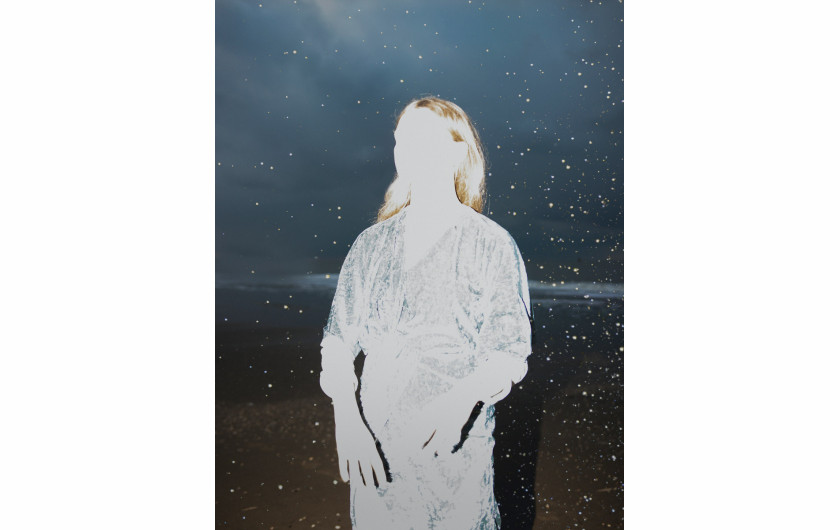 fot. Emilia Martin, 1. miejsce w kat. Single / Own Vision 
Autoportret autorki projektu The blue of the far distance o problemie zanieczyszczenia światłem i relacji człowieka z rozgwieżdżonym niebem.