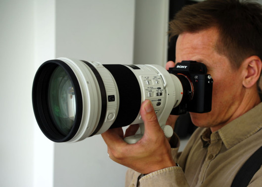 A7R II z podłączonym obiektywem A