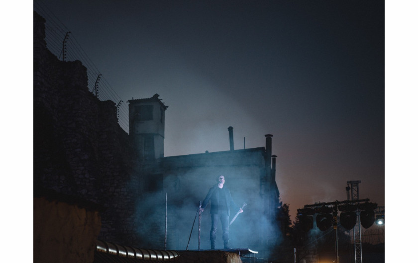 fot. Ramin Mazur, z cyklu The Proces dokumentującego produkcję przedstawienia Hamlet w jednym z mołdawskich więzień. Główna nagroda w kategorii The Photojournalist

Mołdawia może pochwalić się największym współczynnikiem osób osadzonych w więzieniach w całej Europie (względem liczebności całej populacji). Aby zwrócić uwagę na kwestie związane z tamtejszym systemem więziennictwa centrum sztuki Colliseum przez pół roku przygotowywało wspólnie z więźniami przedstawienie w najmocniej strzeżonym więzieniu w kraju.