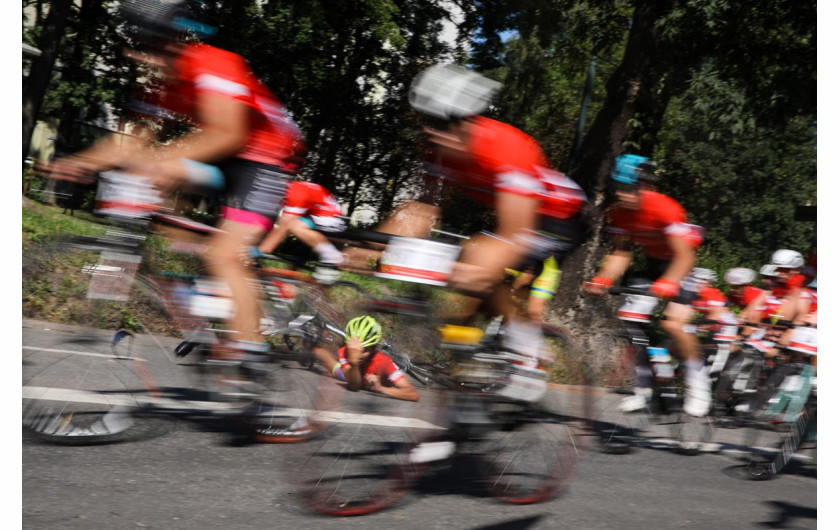 fot. Andrzej Banaś, 3. miejsce w kat. Single / Culture, Hobby, Sport  Junior Tour de Pologne, jeden z dziecięcych kolarzy upada podczas wyścigu.