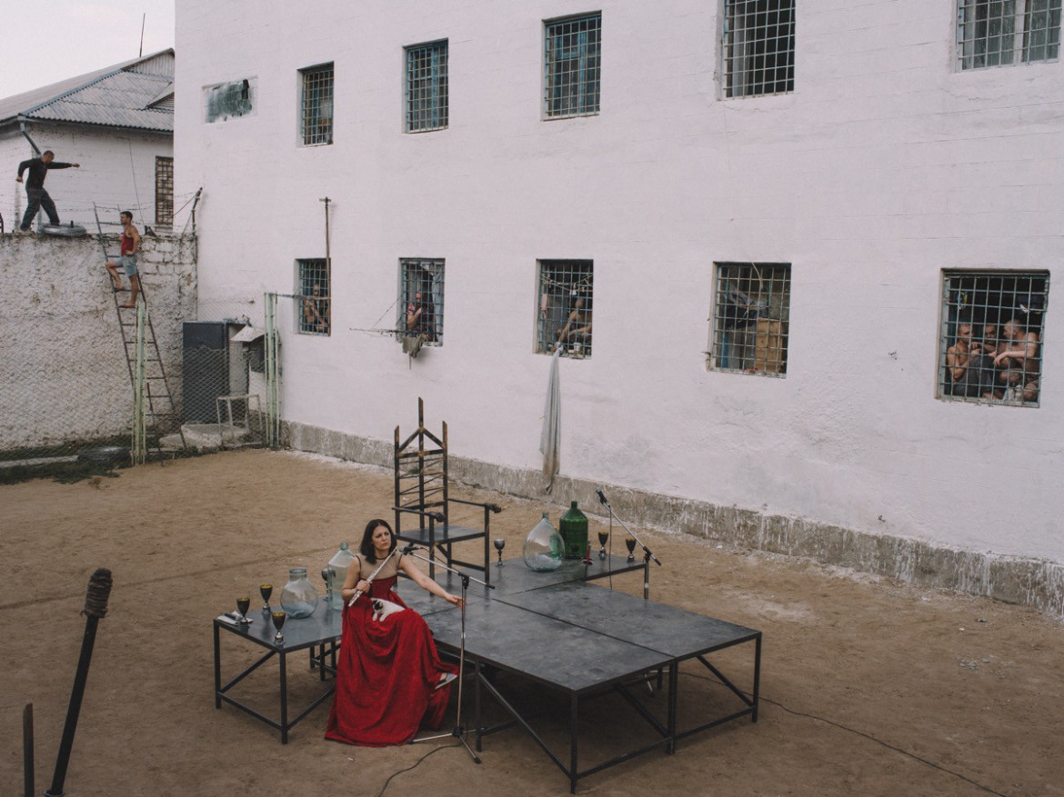 fot. Ramin Mazur, z cyklu "The Proces" dokumentującego produkcję przedstawienia Hamlet w jednym z mołdawskich więzień.


Mołdawia może pochwalić się największym współczynnikiem osób osadzonych w więzieniach w całej Europie (względem liczebności całej populacji). Aby zwrócić uwagę na kwestie związane z tamtejszym systemem więziennictwa centrum sztuki "Colliseum" przez pół roku przygotowywało wspólnie z więźniami przedstawienie w najmocniej strzeżonym więzieniu w kraju.